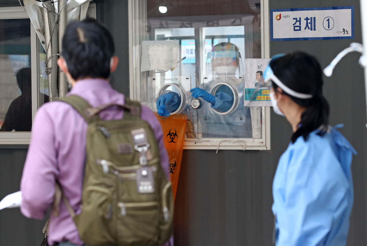 서울역 광장에 마련된 코로나19 임시선별진료소에서 의료진이 검체 채취를 준비하고 있다. [연합뉴스]