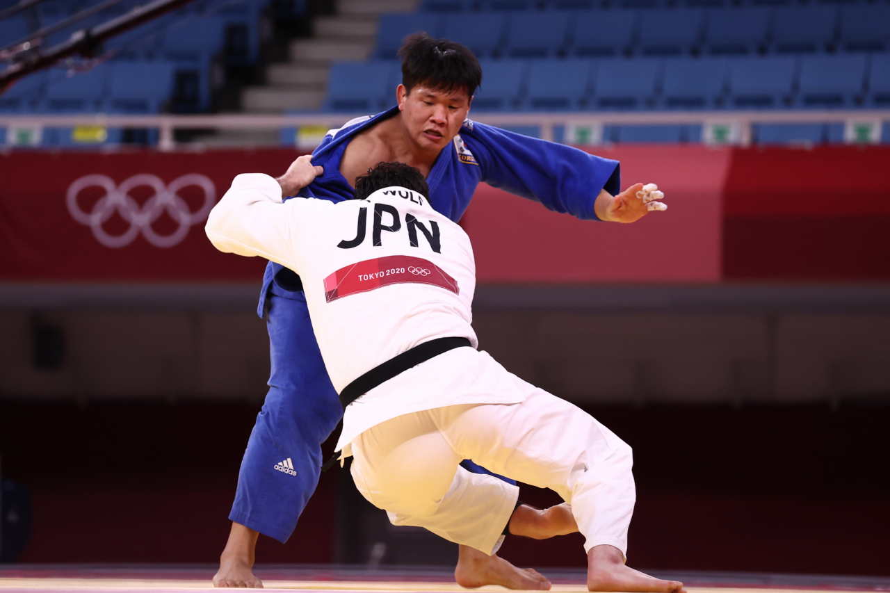 29일 일본 도쿄 무도관에서 열린 도쿄올림픽 유도 남자 -100kg급 결승 경기에서 한국 조구함이 일본 에런 울프를 상대로 공격을 하고 있다. [연합]