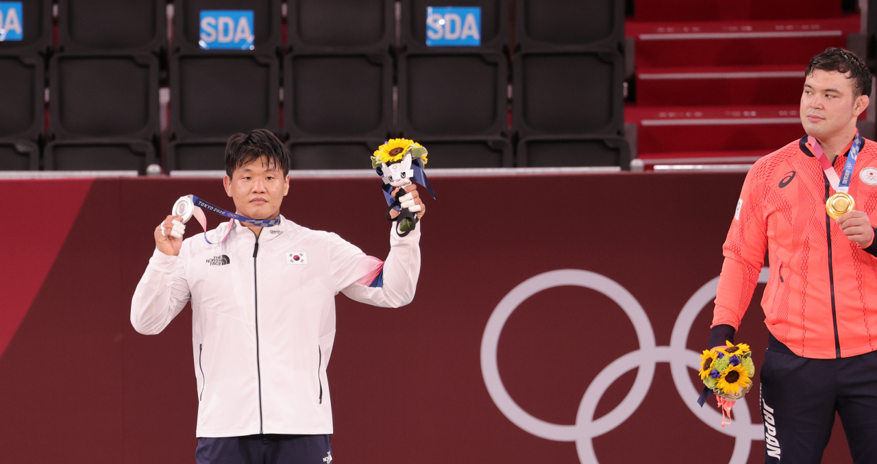 2020 도쿄올림픽 유도 첫 은메달을 획득한 조구함. 오른쪽은 금메달을 딴 일본의 울프 아론 [연합]