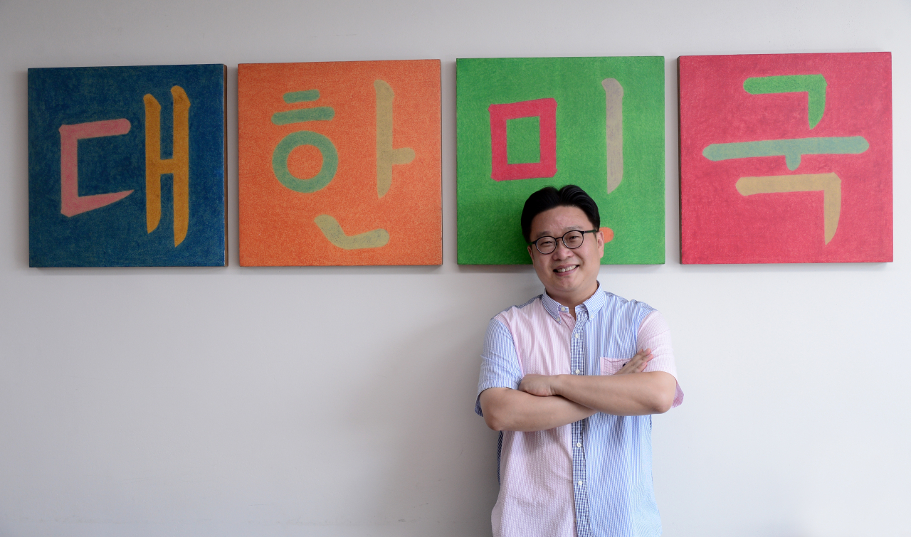 서경덕 성신여대 교양학부 교수가 최근 서울 성북구 성신여대에서 인터뷰를 갖던 도중 웃으며 포즈를 취하고 있다. 박해묵 기자