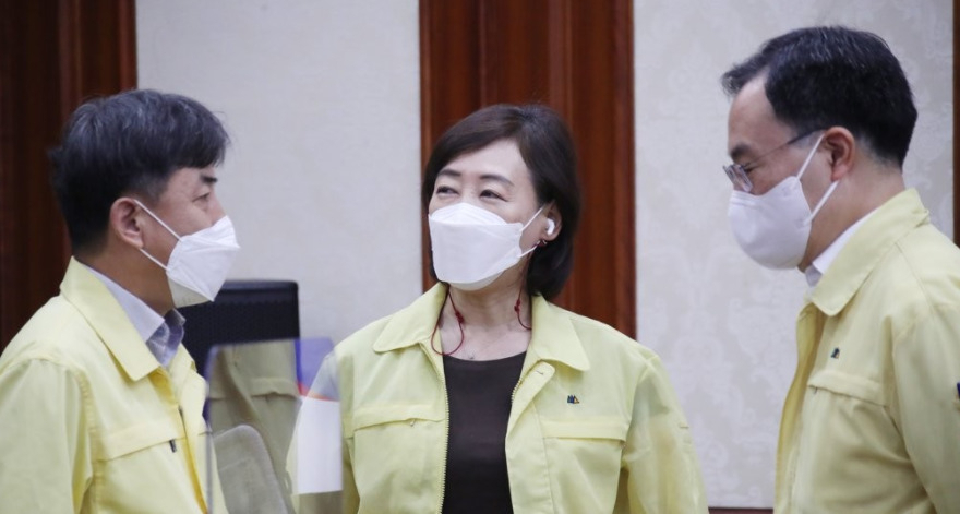 문승욱(오른쪽) 산업통상자원부 장관이 14일 정부서울청사에서 열린 코로나19 대응 중앙재난안전대책본부(중대본) 회의에 참석해 김경선(가운데) 여성가족부 차관 등과 대화하고 있다. [연합]