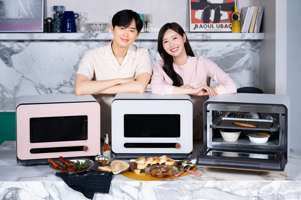 삼성전자 모델이 지난 28일 삼성디지털프라자 강남본점에서 신개념 조리기기 '비스포크 큐커'를 소개하고 있다. [삼성전자 제공]