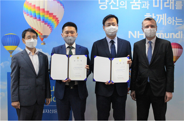 NH-Amundi자산운용은 29일 외부 ESG 전문위원을 위촉하며 ‘제1차 ESG추진위원회’ 비대면 회의를 개최했다. 왼쪽부터 박학주 NH-Amundi자산운용 대표. 이옥수 딜로이트 안진회계법인 이사. 류영재 서스틴베스트 대표. 니콜라 시몽 NH-Amundi자산운용 부사장.[NH-Amundi자산운용 제공]