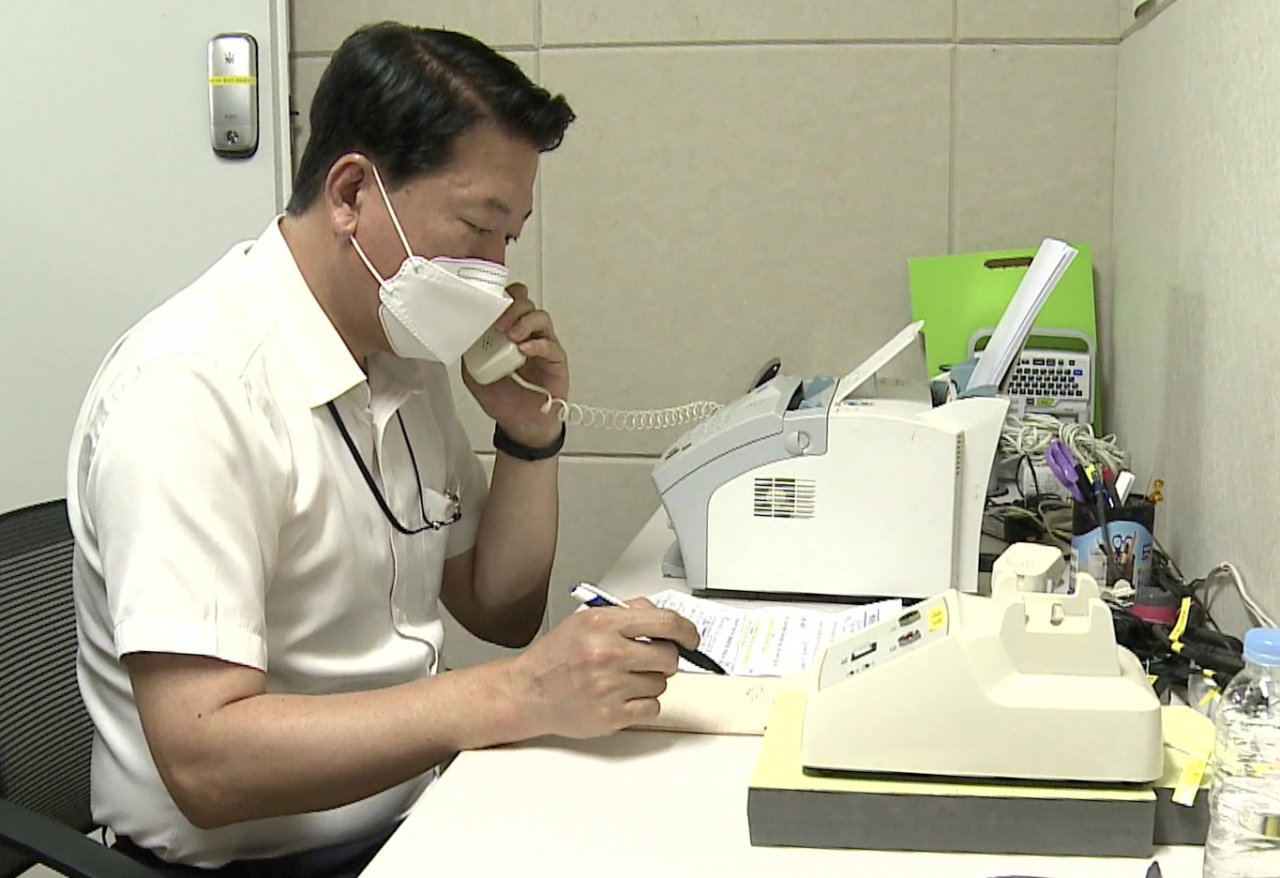 남북 간 통신연락선이 복원된 27일 오전 통일부 연락대표는 서울 남북공동연락사무소에 설치된 남북 직통전화로 북측과 통화했다. [통일부 제공]