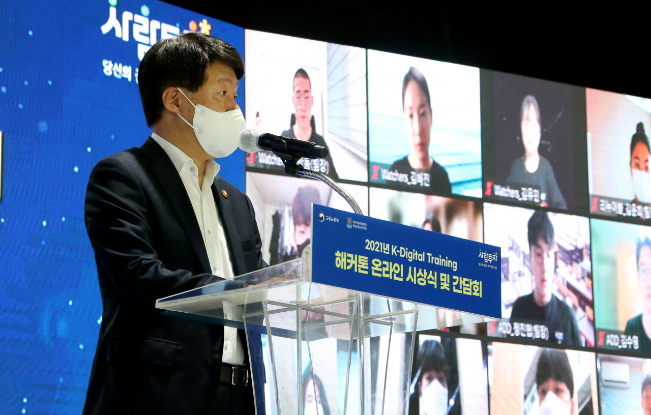 안경덕 고용노동부 장관이 지난 29일 서울시 용산구 노들섬 숲 다목적홀에서 열린 제1회 K-디지털 트레이닝 해커톤 온라인 시상식 및 간담회에서 인사말을 하고 있다. 안 장관은 이 자리에서 “청소년들이 디지털 기술역량을 키우고 원하는 일자리에 취업할 수 있도록 최선의 지원을 다해 나갈 것”이라고 밝혔다. 해커톤은 해킹(Hacking)과 마라톤(Marathon)의 합성어로 한정된 기간 내 참여자가 팀을 구성하여 지속적인 아이디어 도출 및 협업을 통해 앱·웹 서비스 또는 비즈니스 모델을 완성하는 행사다. [고용노동부 제공]　