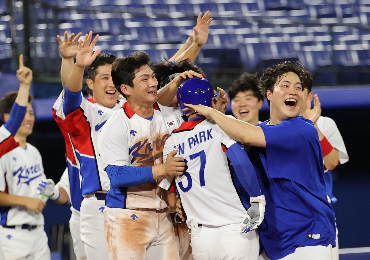 29일 일본 도쿄 요코하마 스타디움에서 열린 도쿄올림픽 야구 B조 조별리그 1차전 한국과 이스라엘의 경기. 연장 10회말 승부치기 2사 만루 상황 양의지가 몸에 맞는 공으로 득점하며 승리를 거두자 한국 선수들이 환호하고 있다. [연합]