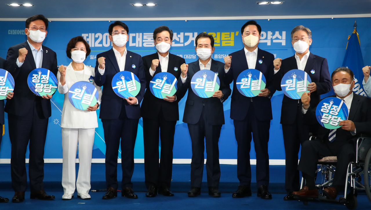 송영길 더불어민주당 대표와 대선 예비후보들이 28일 서울 여의도 중앙당사에서 열린 제20대 대통령선거 '원팀' 협약식에서 '원팀' 배지 모양 팻말을 들고 기념촬영을 하고 있다. 왼쪽부터 송영길 대표, 추미애, 박용진, 이낙연, 정세균, 김두관, 이재명 후보, 이상민 민주당 중앙당 선거관리위원장. [연합]