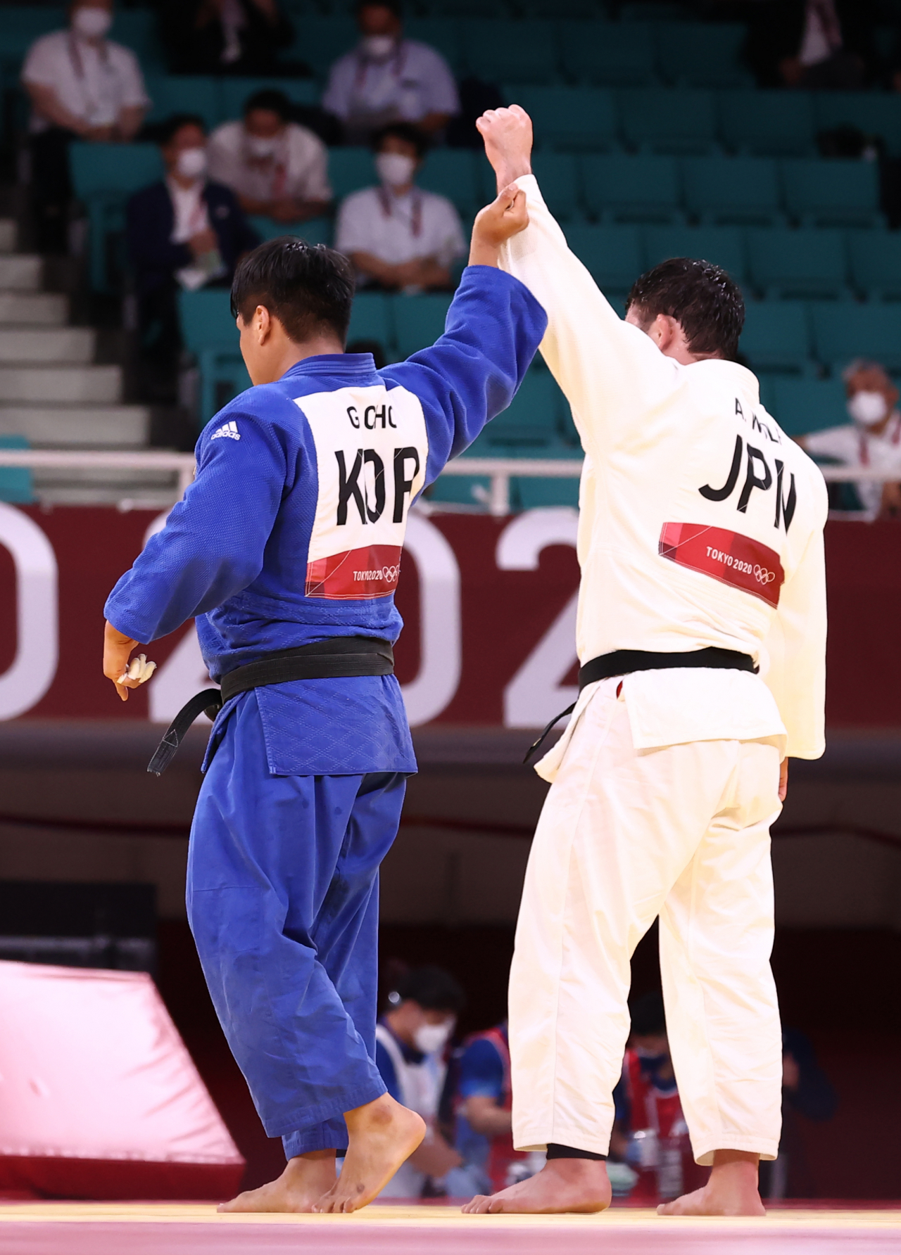 유도 남자 -100 kg급 결승 경기에서 한국 조구함이 일본 울프 아론을 상대로 패한 뒤 상대의 손을 들어주고 있다. 연합뉴스