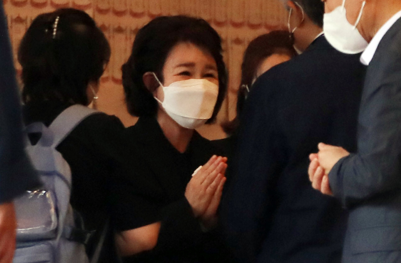 9일 고(故) 박원순 전 서울시장 1주기 추모제가 열린 서울 종로구 조계사에서 박 전 시장 부인 강난희 씨가 추모객과 인사하고 있다. [연합]