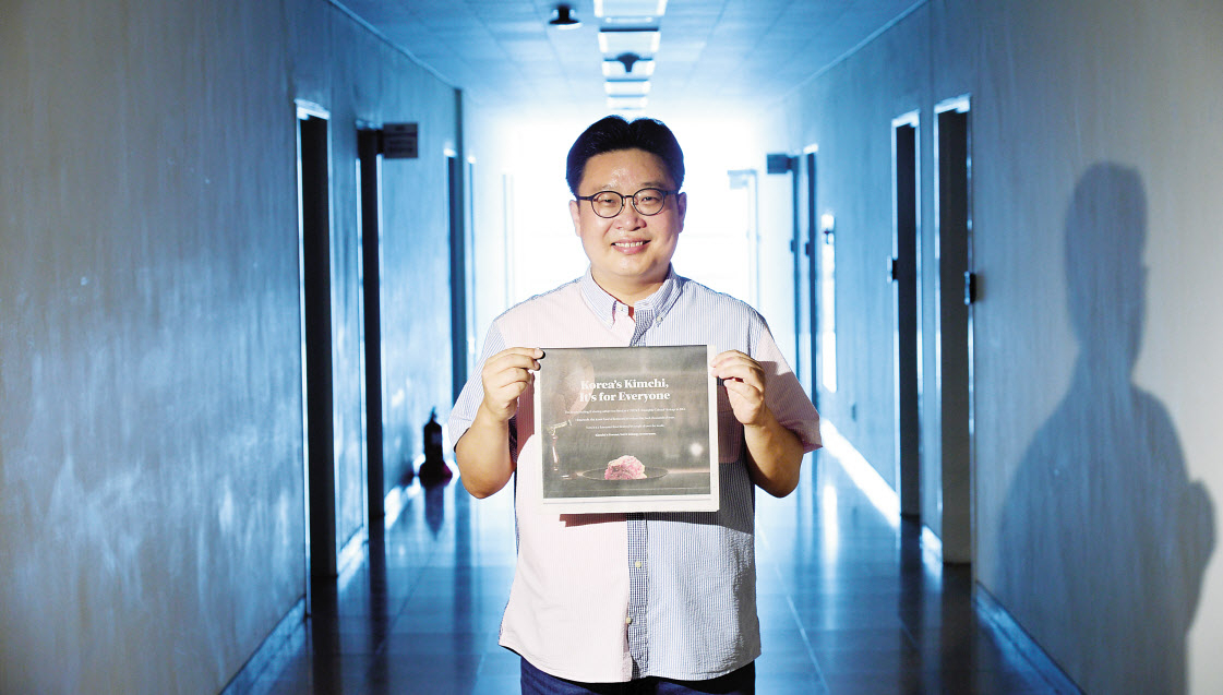 서경덕 성신여대 교양학부 교수가 최근 서울 성북구 성신여대에서 본지와 인터뷰를 하기 전 미국 유력 일간지 뉴욕타임스(NYT)에 실린 김치 광고를 보여 주고 있다. 박해묵 기자