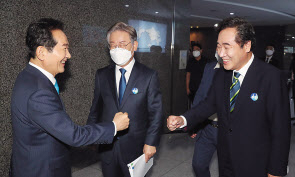 더불어민주당 정세균(왼쪽부터), 이재명, 이낙연 대선 경선 후보가 지난 28일 서울 중구 매경미디어센터 MBN스튜디오에서 열린 1차 TV토론회에 앞서 인사를 나누고 있다. [연합]