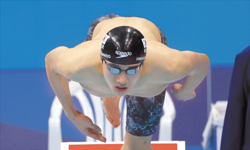 27일 일본 도쿄 아쿠아틱스센터에서 열린 도쿄 올림픽 수영 남자 자유형 200m 결승전에서 황선우가 힘차게 출발하고 있다. 황선우는 1분45초26의 기록으로 8명 중 7위를 기록했다. [연합]