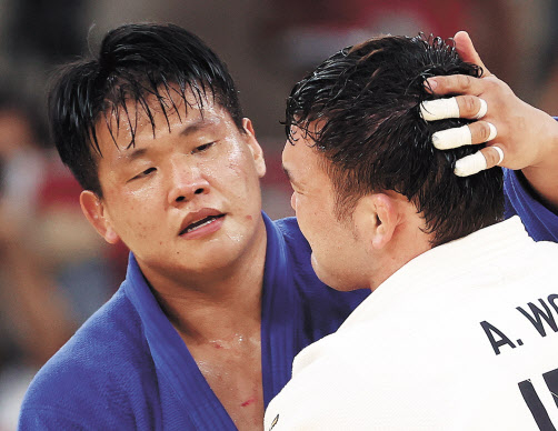 29일 일본 도쿄 무도관에서 열린 도쿄올림픽 유도 남자 -100kg급 결승 경기에서 한국 조구함이 일본 에런 울프에게 패배한 뒤 울프를 안아주고 있다. [연합]