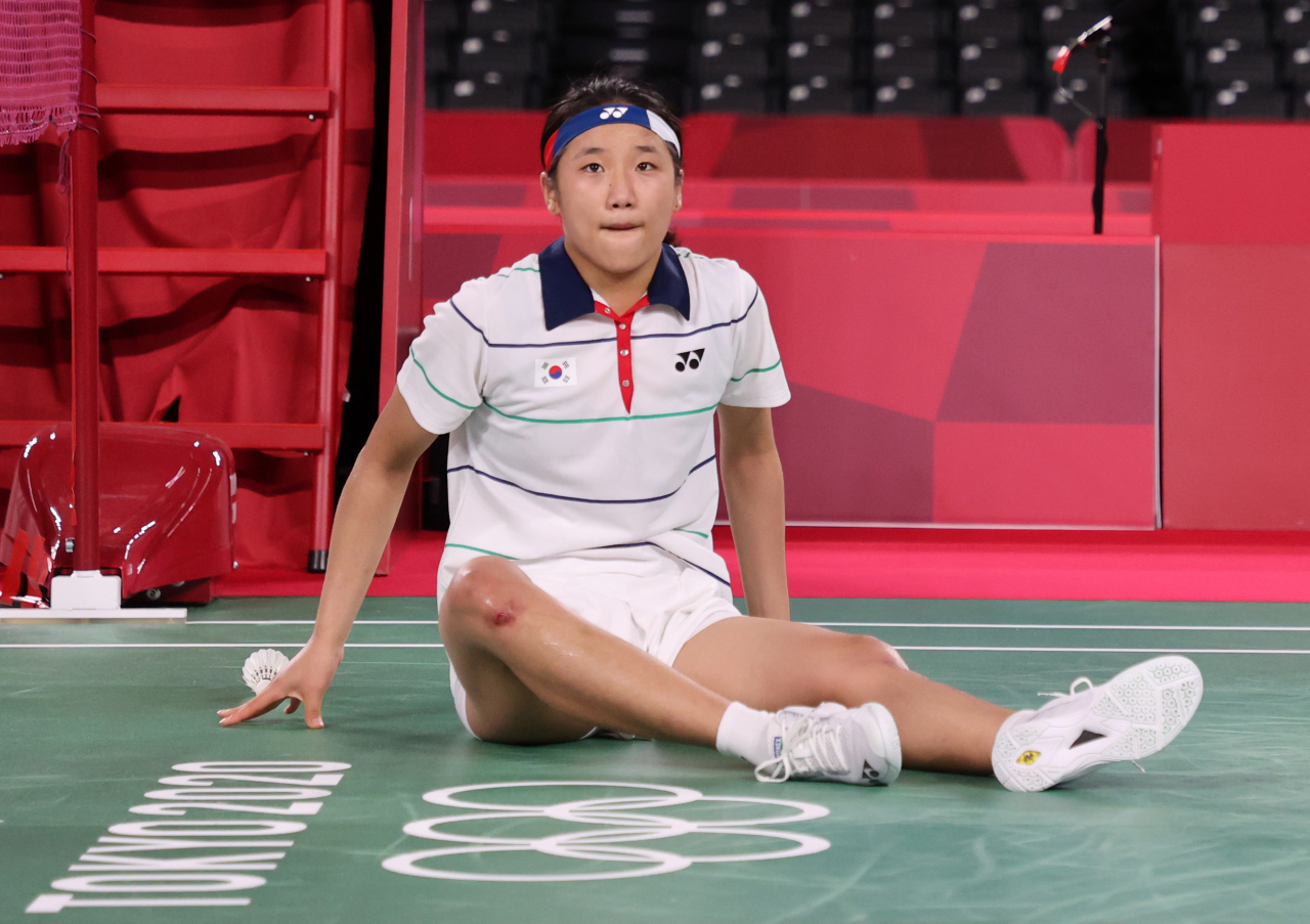 안세영이 30일 일본 무사시노노모리 종합 스포츠플라자에서 열린 중국 천위페이와의 도쿄올림픽 배드민턴 여자 단식 8강전에서 상대의 공격을 받아내려다 코트에 넘어져 있다. 연합뉴스