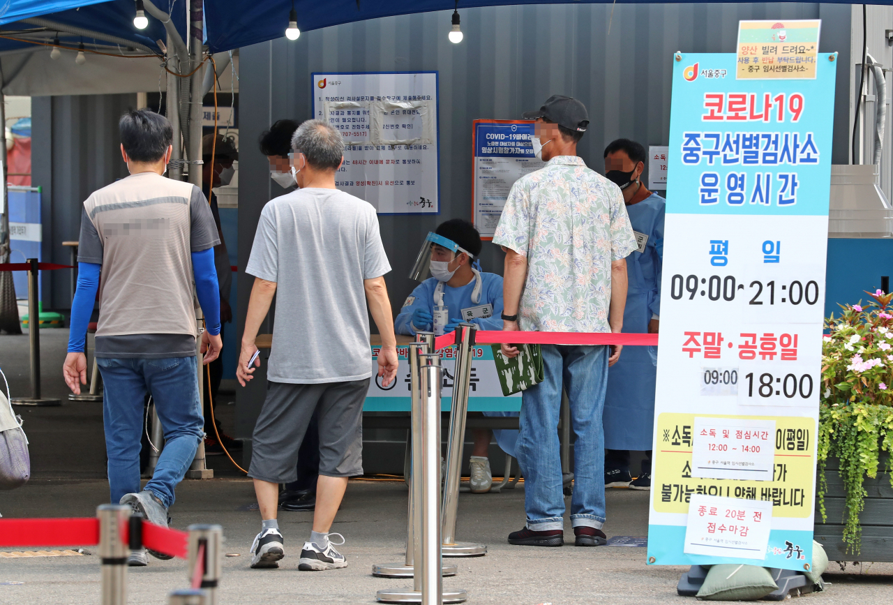국내 신종 코로나바이러스감염증(코로나19) 확진자 수가 23일 연속 네자릿수를 기록한 29일 오전 서울시 중구 봉래동 서울역 광장에 마련된 코로나19 임시선별진료소를 찾은 시민들이 검사를 위해 대기하고 있다. 연합뉴스