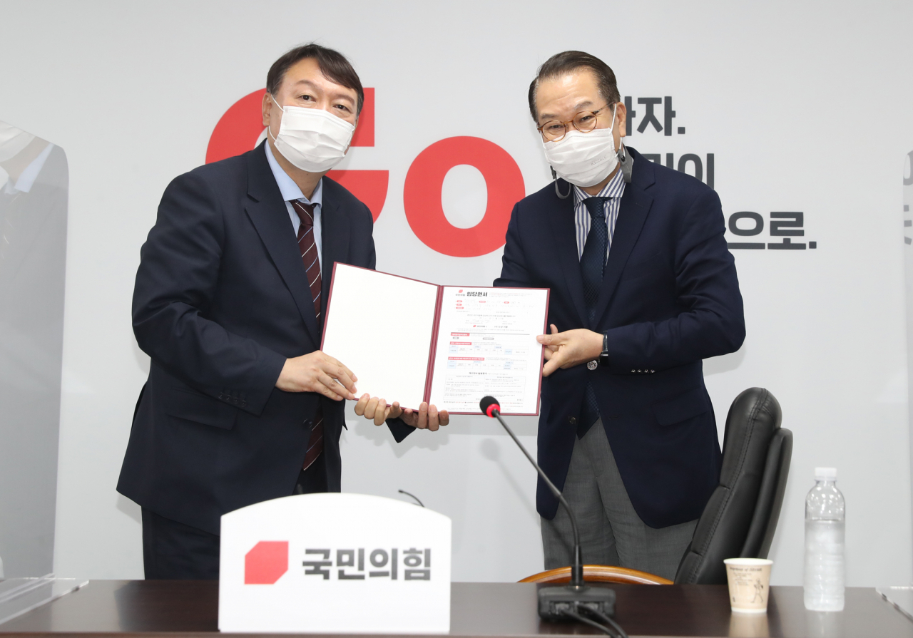 윤석열 대선 예비후보가 30일 오후 서울 여의도 국민의힘 중앙당 당사를 방문, 대외협력위원장인 권영세 의원에게 입당원서를 제출하고 있다. [이상섭 기자/babtong@heraldcorp.com]
