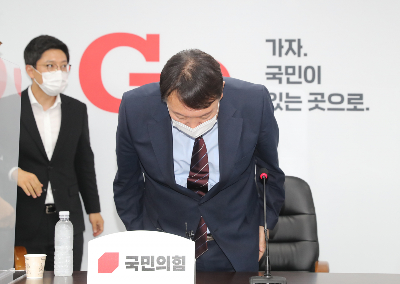 윤석열 대선 예비후보가 30일 오후 서울 여의도 국민의힘 중앙당 당사에서 입당 기자회견을 마친 뒤 인사하고 있다. 이상섭 기자