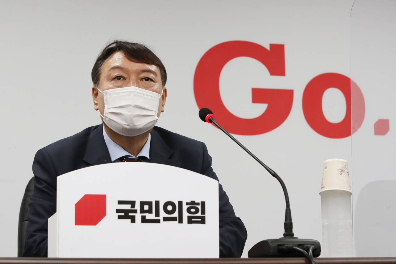 윤석열 대선 예비후보가 30일 오후 서울 여의도 국민의힘 중앙당 당사를 방문, 대외협력위원장인 권영세 의원에게 입당원서를 제출한 뒤 기자들과 질의응답을 하고 있다. [연합]