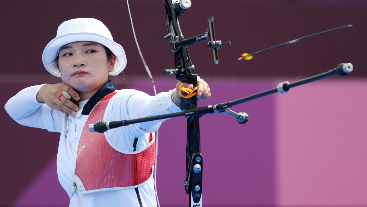 강채영이 30일 일본 유메노시마 공원 양궁장에서 열린 도쿄올림픽 양궁 여자 개인전 8강전에서 러시아올림픽위원회의 옐레나 오시포바를 상대로 경기를 펼치고 있다. 연합뉴스