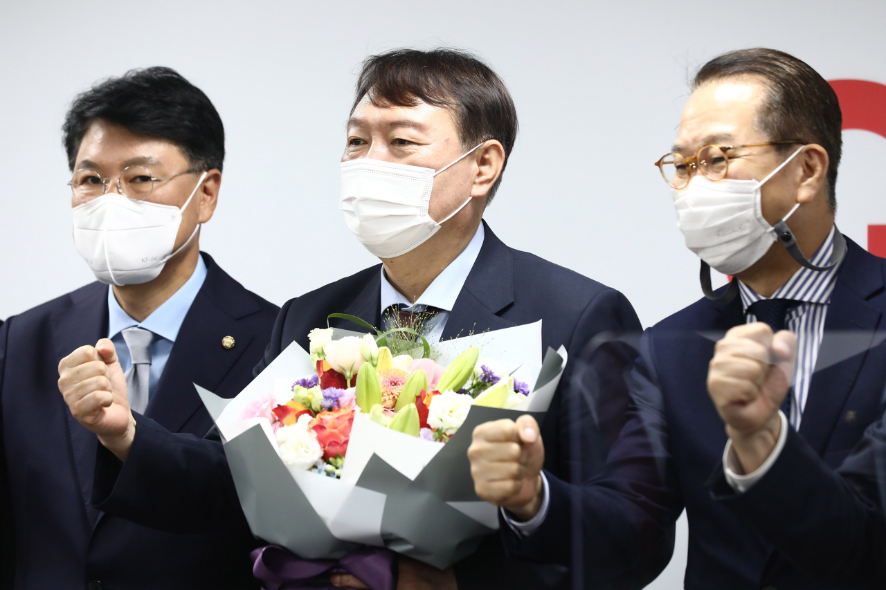 윤석열 전 검찰총장이 30일 오후 서울 여의도 국민의힘 당사에서 입당원서를 제출한 뒤 권영세 대외협력위원장, 의원들과 기념촬영을 하고 있다. [이상섭 기자/babtong@heraldcorp.com]