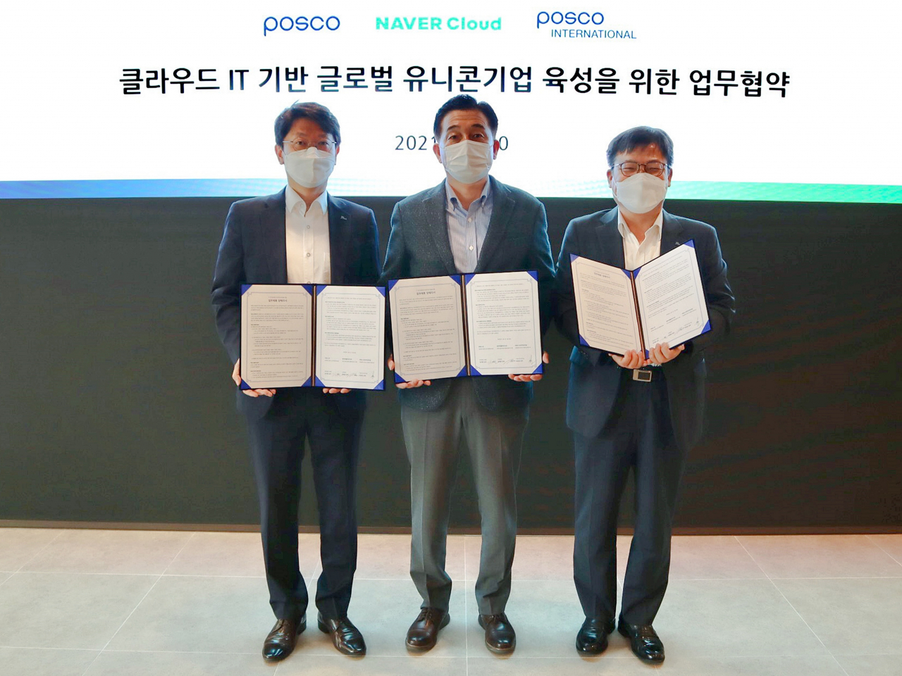 포스코인터내셔널이 포스코, 네이버클라우드와 IT 기반 중소벤처기업 육성을 위한 업무협약을 체결했다. 왼쪽부터 포스코 김근환 산학연협력실 벤처밸리그룹장, 네이버클라우드 김태창 클라우드 사업총괄, 포스코인터내셔널 이유창 기업시민사무국장. [포스코인터내셔널 제공]