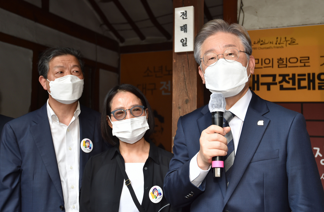이재명 더불어민주당 대선 경선후보가 30일 대구 중구 남산동 전태일 열사 옛집을 찾아 인사말을 하고 있다. [연합]