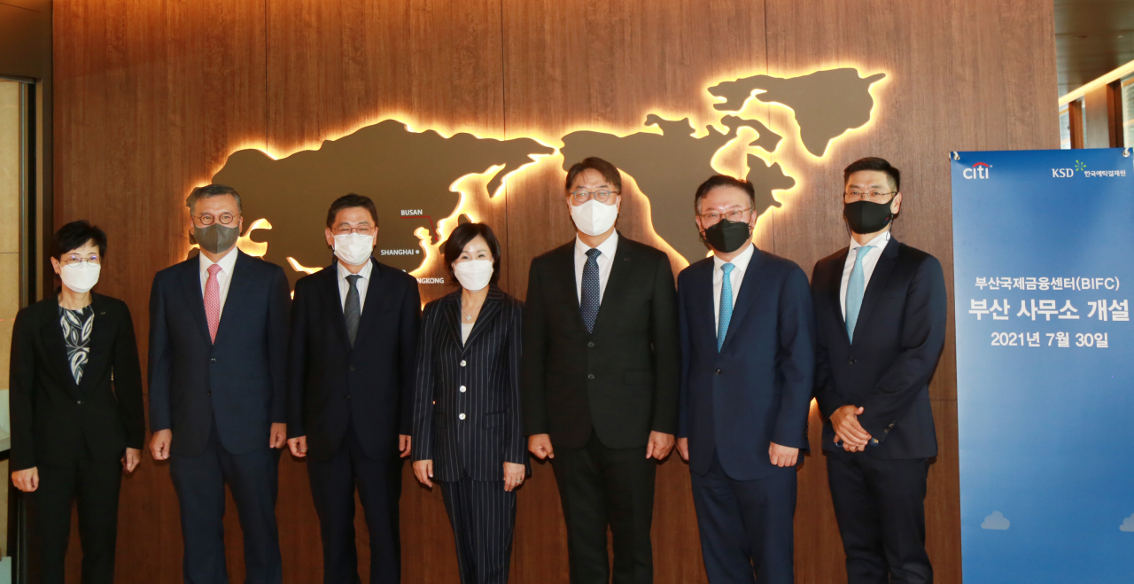 한국씨티은행은 부산국제금융센터(BIFC)에 글로벌 커스터디 서비스 지원을 위해 새로운 사무소를 개설했다. 이날 부산국제금융센터의 한국씨티은행 사무소에서 김정미 한국예탁결제원 상무(좌측에서 첫번째), 김종화 부산국제금융진흥원 원장(좌측에서 두번째), 김윤일 부산시 경제부시장(좌측에서 세번째), 유명순 한국씨티은행장(중앙), 이명호 한국예탁결제원 사장(우측에서 세번째), 김경호 한국씨티은행 부행장(우측에서 두번째), 엄지용 한국씨티은행 부행장(우측에서 첫번째) 등 관계자가 참석한 가운데 사무소 개설 기념행사를 진행했다.