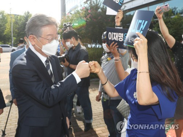 울산 방문한 이재명, 지지자와 인사[출처: 연합]