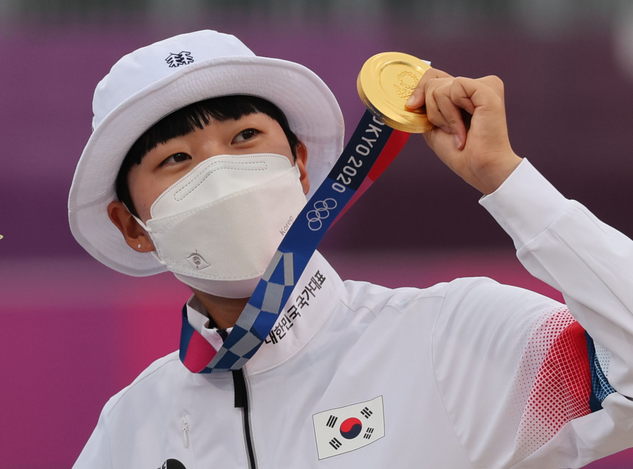 30일 일본 유메노시마공원 양궁장에서 열린 도쿄올림픽 양궁 여자 개인전에서 우승한 안산이 금메달을 들어 보이고 있다. 안산은 혼성·여자 단체전과 개인전에서 우승해 첫 올림픽 양궁 3관왕이 됐다. [연합]