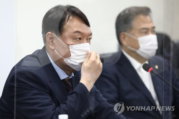 취재진 질문 받는 윤석열 대선 예비후보[출처: 연합]