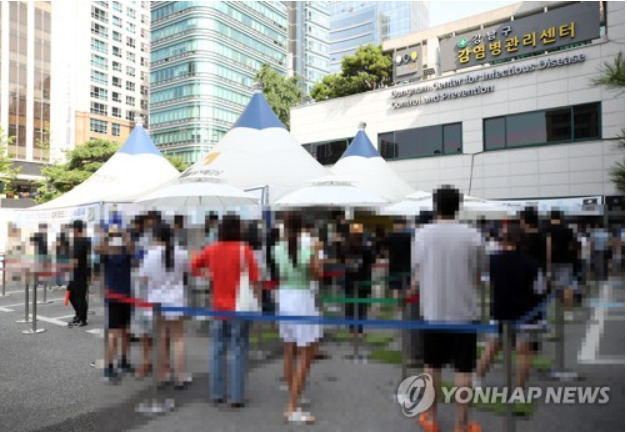 아침부터 붐비는 선별진료소[출처: 연합]