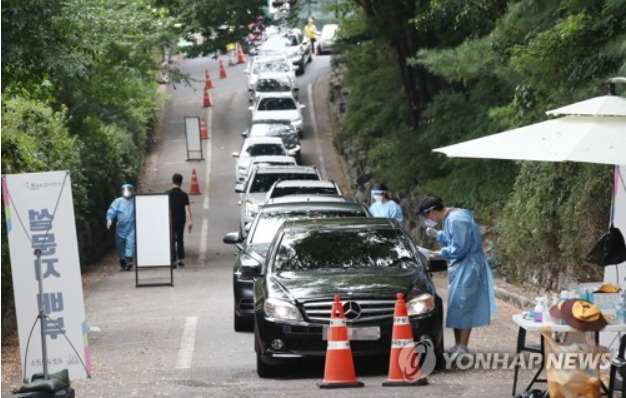 붐비는 드라이브스루 선별검사소[출처: 연합]