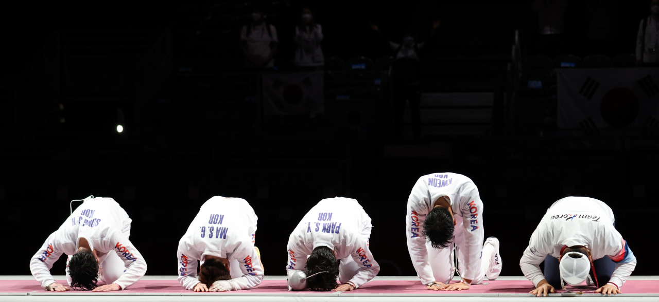 한국 펜싱 남자 에페 대표팀이 30일 일본 마쿠하리메세 홀에서 열린 도쿄올림픽 펜싱 남자 에페 단체 동메달 결정전에서 중국을 꺽은 뒤 큰절을 하고 있다. 연합뉴스
