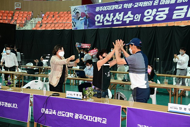 안 선수의 부모가 딸의 올림픽 여자 양궁 개인전 금메달이 확정되자 환호하고 있다.