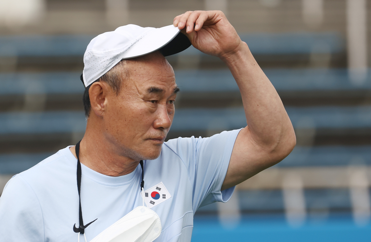 도쿄올림픽 남자 축구 한국과 멕시코의 8강전을 하루 앞둔 30일 요코하마 미쭈자와 훈련장에서 김학범 감독이 훈련을 지시하고 있다. [연합]