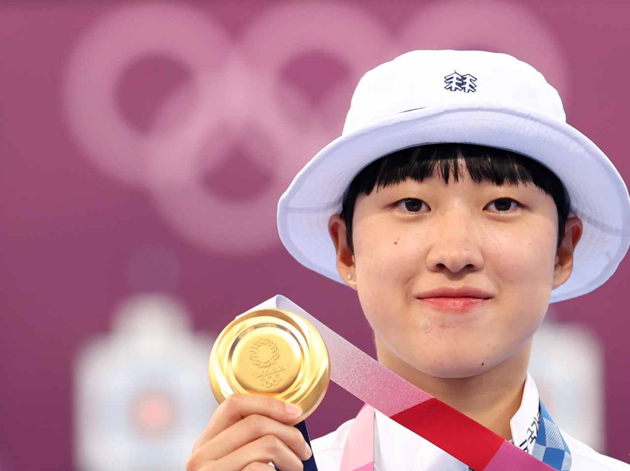 양궁 3관왕을 차지한 안산이 30일 일본 유메노시마 공원 양궁장에서 열린 도쿄올림픽 양궁 여자 개인전 시상식을 마친 뒤 금메달을 들어 보이고 있다. [연합]
