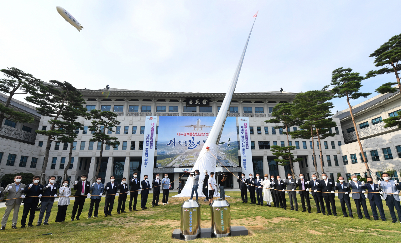 경북도와 대구시는 대구경북 통합신공항 입지 확정 1주년을 맞아 30일 경북도청에서 신공항 조형물 제막식을 여는 등 기념 행사를 진행했다.[경북도 제공]