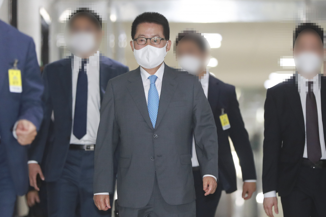 박지원 국가정보원장이 8일 서울 여의도 국회에서 열린 정보위원회 전체회의에 출석하고 있다. 연합뉴스