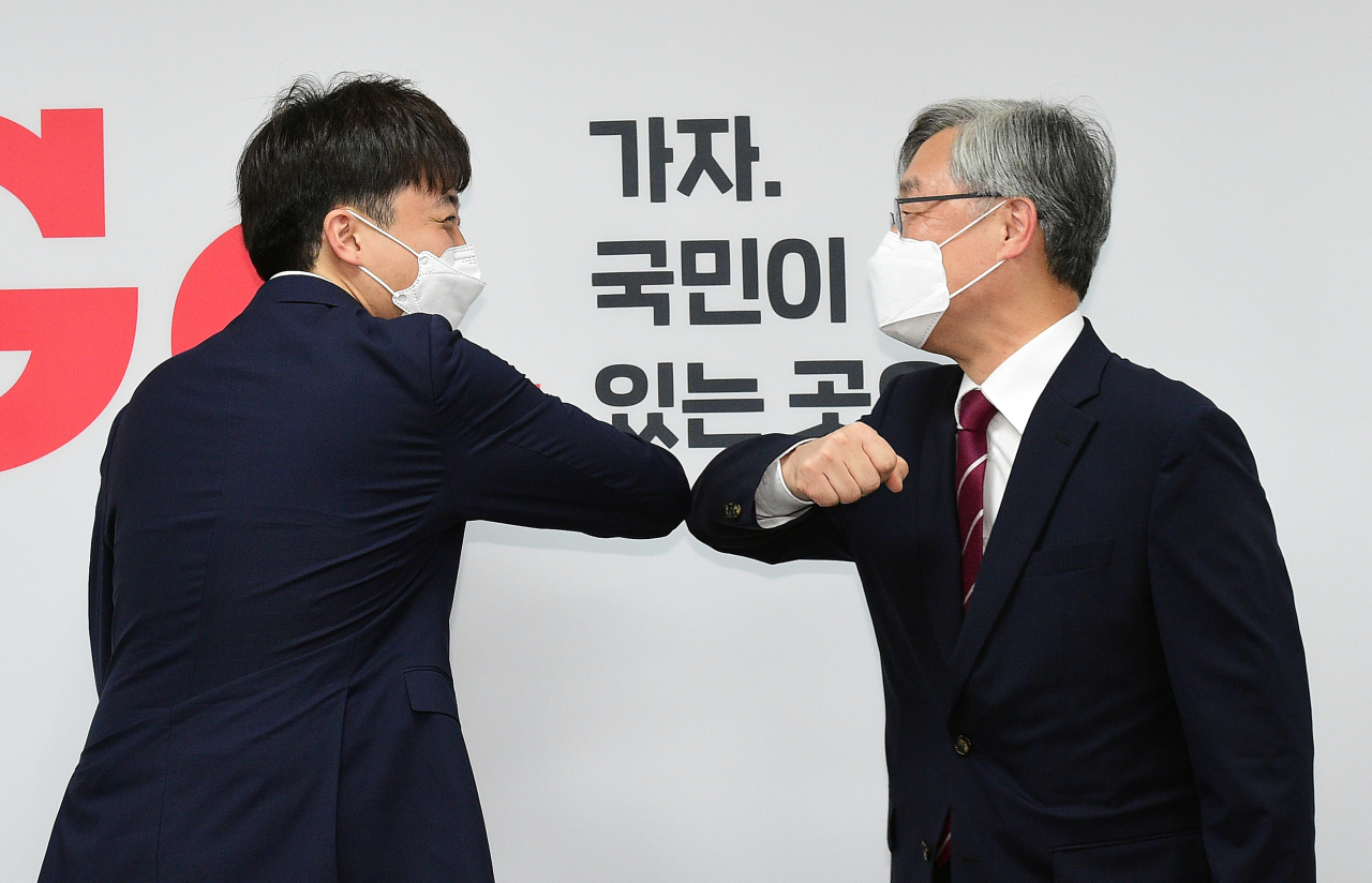 최재형 전 감사원장이 15일 서울 여의도 국민의힘 중앙당사를 찾아 이준석 대표와 팔꿈치 인사를 나누고 있다. 최 전 감사원장은 이날 국민의힘에 입당했다. [이상섭 기자/babtong@heraldcorp.com]