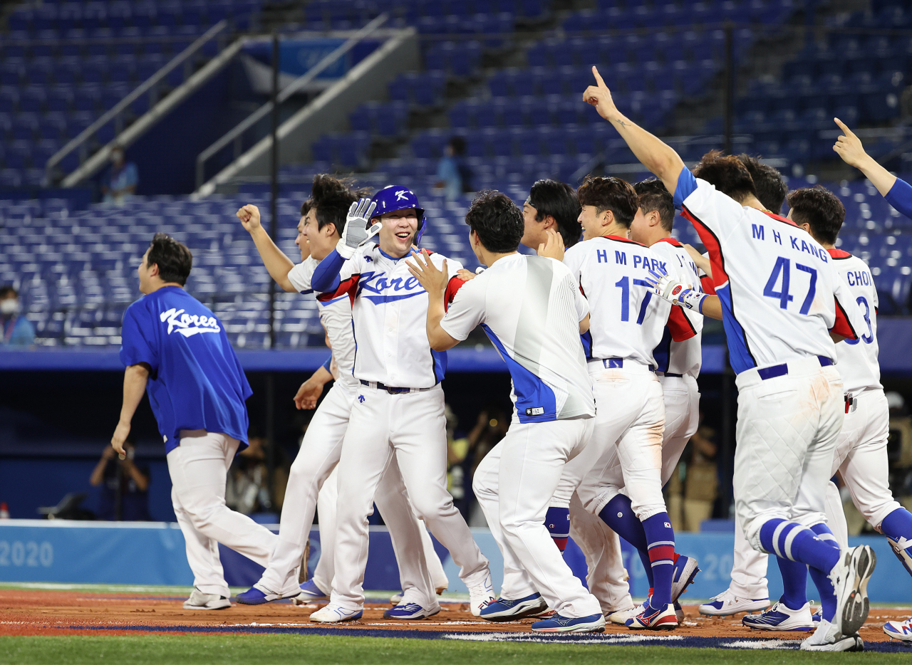 지난 29일 일본 요코하마 스타디움에서 열린 도쿄올림픽 야구 B조 조별리그 1차전 한국과 이스라엘의 경기. 연장 10회말 승부치기 2사 만루 상황 양의지가 몸에 맞는 공으로 득점하며 승리를 거두자 한국 선수들이 환호하고 있다. [연합]