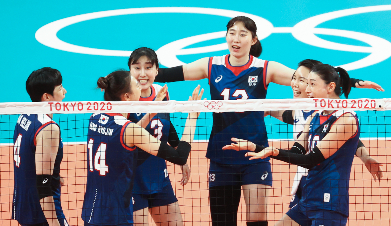 김연경(10), 박정아(13), 양효진(14) 등이 지난 27일 아리아케 아레나에서 열린 도쿄올림픽 여자배구 예선전 한국-케냐 경기에서 득점한 뒤 환호하고 있다. [연합]