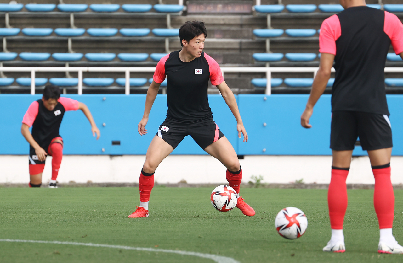 도쿄올림픽 남자 축구 멕시코의 8강전을 하루 앞둔 지난 30일 한국 황의조 등 선수들이 요코하마 미쭈자와 훈련장에서 훈련을 하고 있다. [연합]