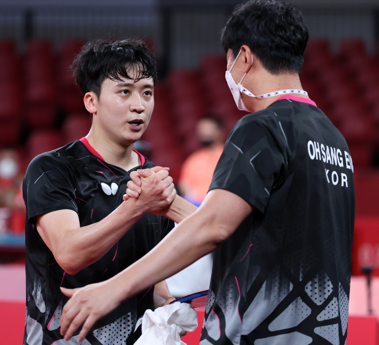 지난 27일 일본 도쿄체육관에서 열린 탁구 예선전 남자단식 3회전에 나선 정영식이 그리스 파나지오티스를 물리친 뒤 좋아하고 있다. [연합]