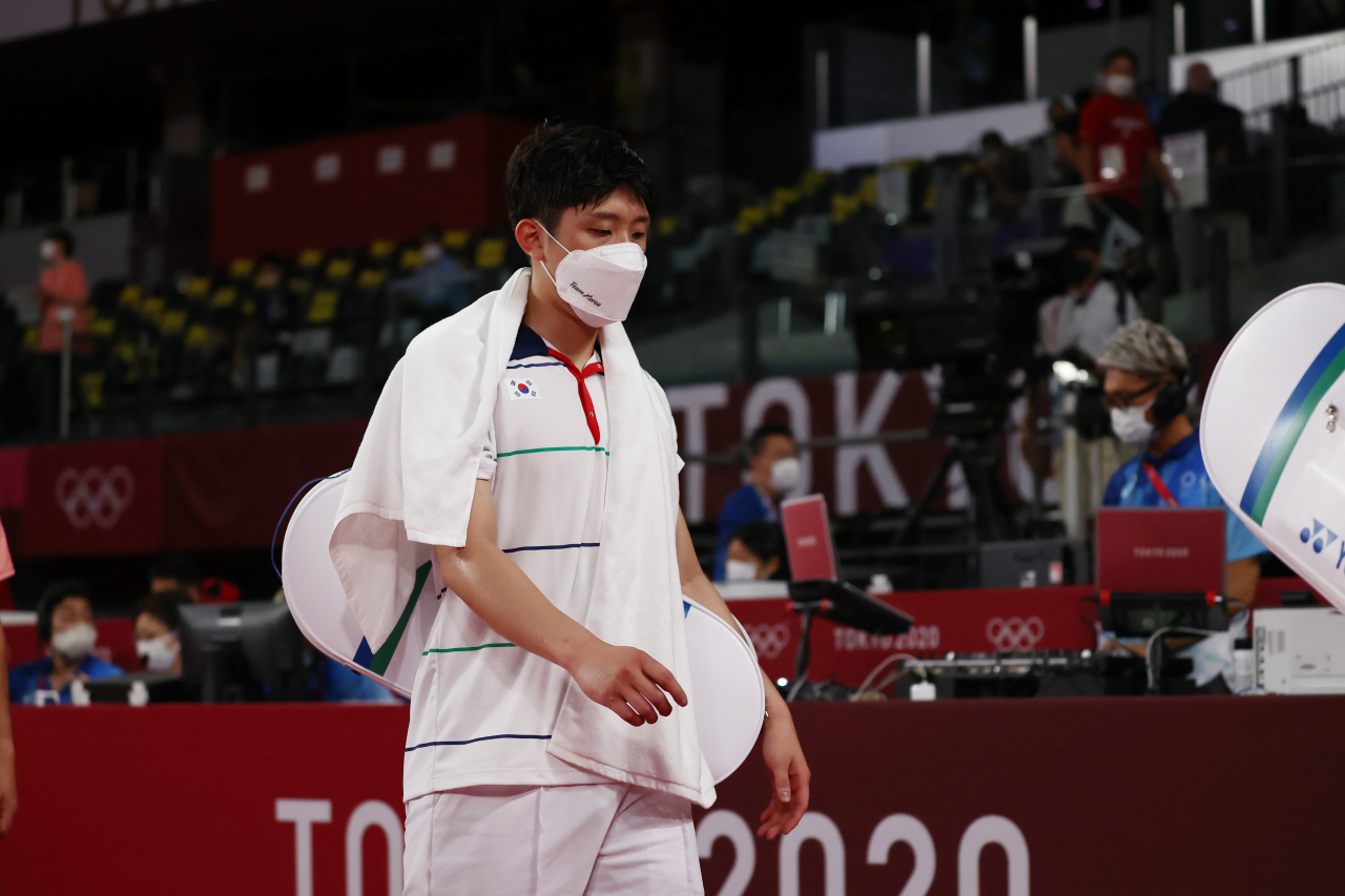 31일 일본 무사시노노모리 종합 스포츠플라자에서 열린 도쿄올림픽 배드민턴 남자 단식 8강 한국 허광희 대 과테말라 코르돈 케빈 경기. 허광희가 4강 진출에 실패한 뒤 아쉬워하고 있다. [연합]