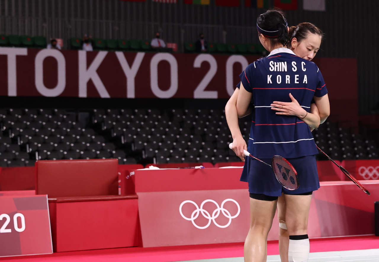 31일 일본 무사시노노모리 종합 스포츠플라자에서 열린 도쿄올림픽 배드민턴 여자 복식 준결승 한국 이소희-신승찬 대 인도네시아 그레이시아 폴리-아프리야니 라하유 경기. 결승 진출에 실패 한 후 한국 선수들이 서로를 격려하고 있다. 연합뉴스