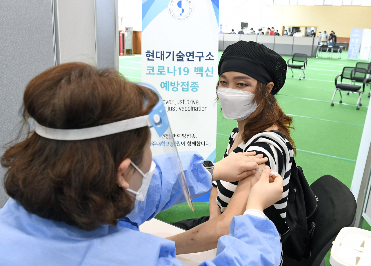 지난 27일 경기도 화성시 현대차 남양연구소에서 임직원이 코로나19 백신 접종을 하고 있다. 사진은 기사의 특정 내용과 관련이 없음. [연합]