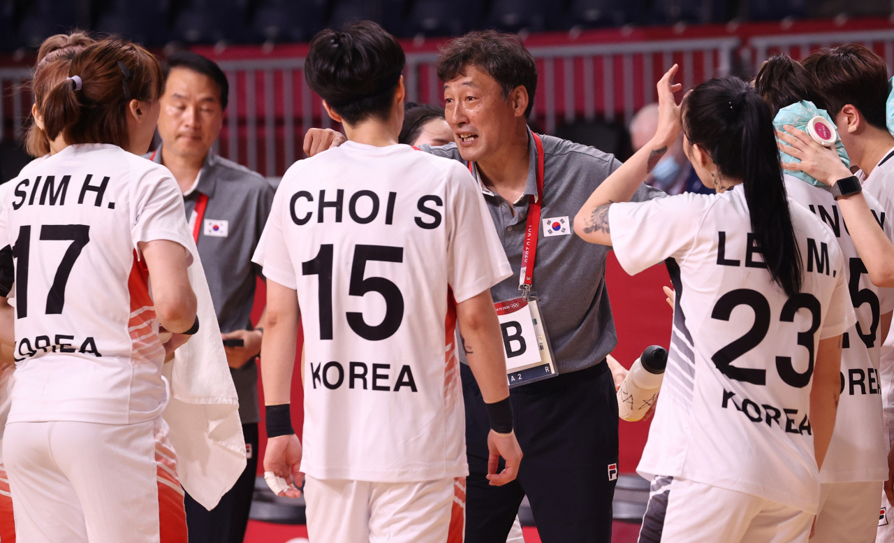 한국 여자 핸드볼 대표팀 강재원 감독이 작전 지시를 하고 있다. 한국 여자 핸드볼 대표팀 자료 사진. [연합]