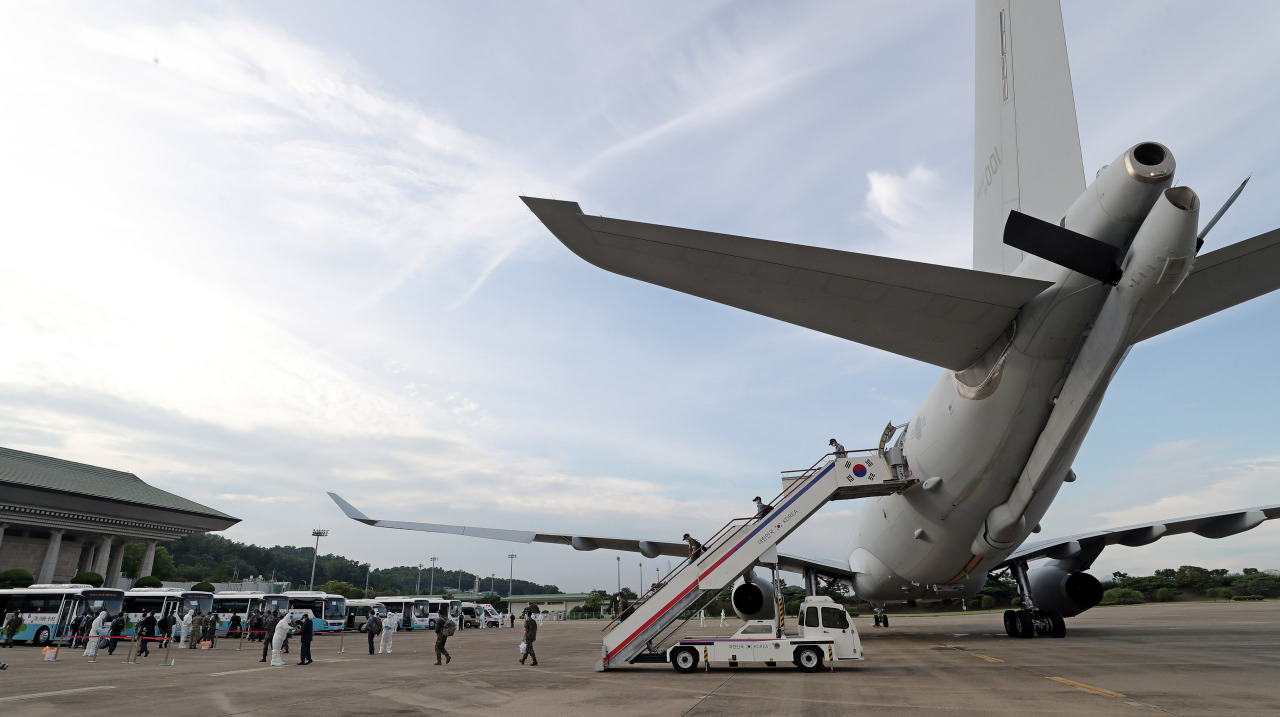 A KC-330 multirole aerial tanker arrives at an air base in Seongnam, south of Seoul, on Tuesday, carrying members of the anti-piracy Cheonghae unit, where hundreds of sailors tested positive for the new coronavirus. (Yonhap)