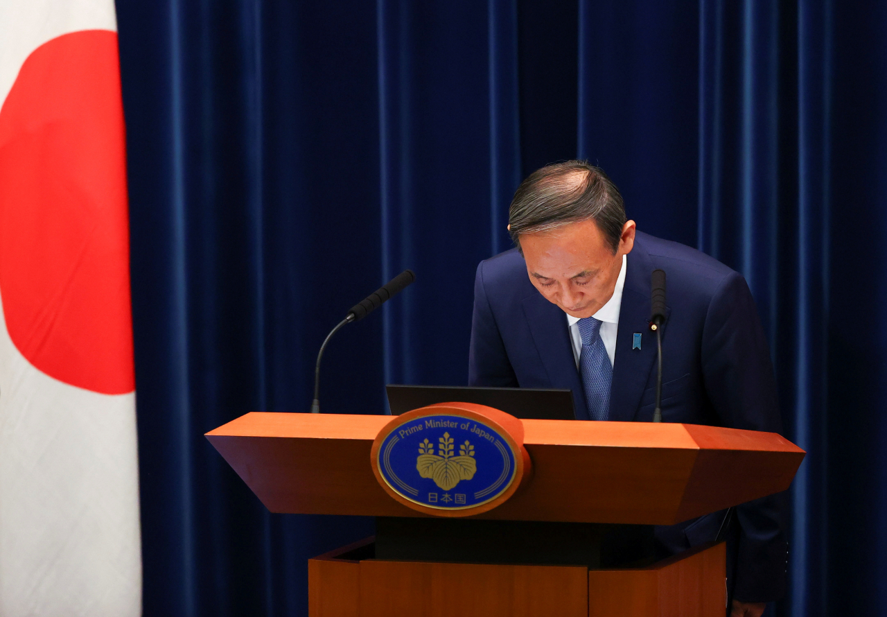 스가 요시히데 일본 총리가 지난 30일 수도 도쿄의 총리관저에서 신종 코로나바이러스 감염증(코로나19) 확대 관련 기자회견을 하면서 고개를 숙이고 있다. 일본 정부는 이날 가나가와·사이타마·지바 등 수도권 3현(縣)과 간사이 지역의 중심인 오사카부(府)에 내달 2일부터 31일까지 긴급사태를 발령했다. 이미 긴급사태가 발령된 도쿄도(都)와 오키나와현의 발령 기한은 다음 달 22일에서 31일로 9일 더 연장됐다. [연합]