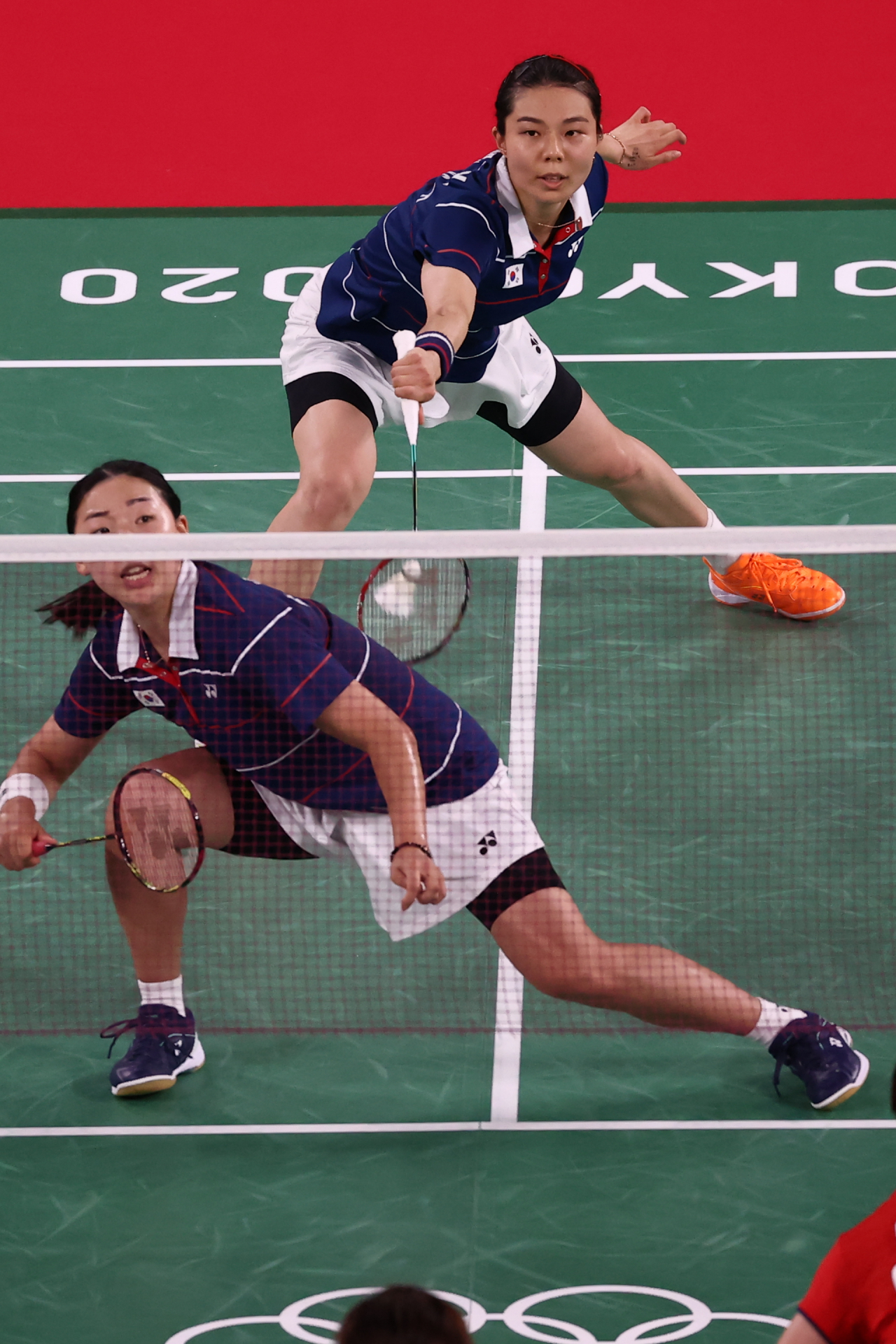 31일 일본 무사시노노모리 종합 스포츠플라자에서 열린 도쿄올림픽 배드민턴 여자 복식 준결승 한국 김소영-공희영 대 중국 천칭천-자이판 경기. 한국 선수들이 수비하고 있다. 한국이 패해 결승진출에 실패했다. [연합]